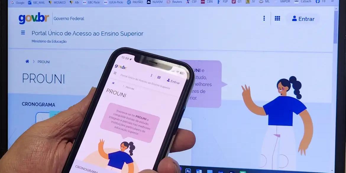 Para validar a bolsa do Prouni, os candidatos devem entregar a documentação completa à instituição de ensino superior privada para a qual foram selecionados virtualmente – na página da entidade na internet –, ou presencialmente, dependendo das regras da faculdade (Rafa Neddermeyer/Agência Brasil)