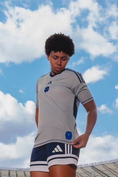 Goleira do time feminino com a nova camisa da Raposa (X do Cruzeiro)