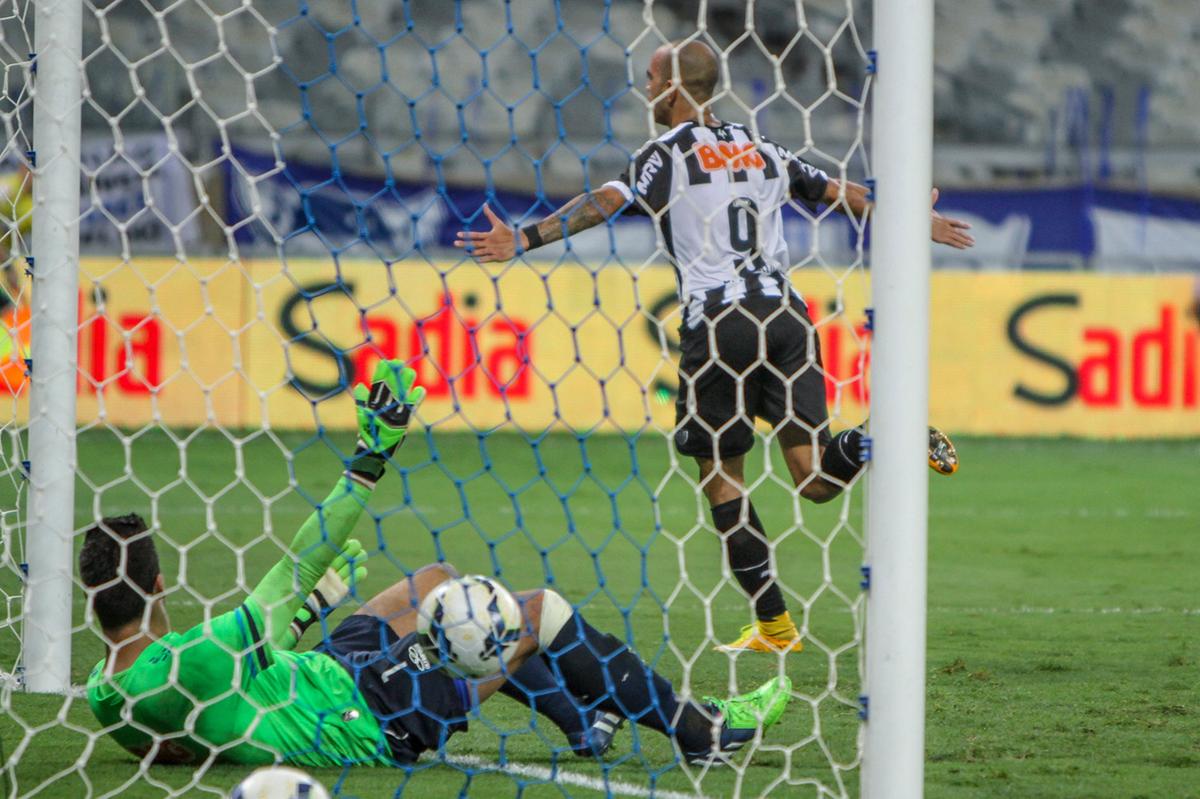 Tardelli marca sobre Cruzeiro em decisão da Copa do Brasil 2014 (Bruno Cantini)