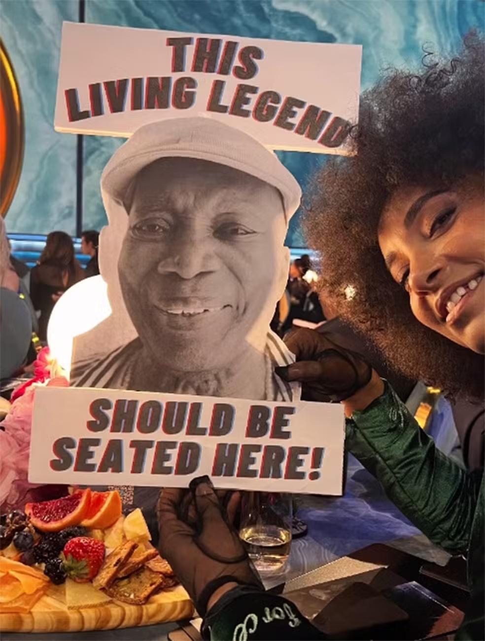 Em fevereiro deste ano, durante a cerimônia do Grammy Awards 2025, em Los Angeles (EUA) Esperanza reivindicou nas redes sociais a presença de Milton na premiação, depois que o acesso do cantor a um assento nas mesas do salão principal foi negado (Reprodução / Instagram Esperanza Spalding)