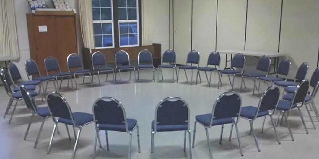Nas reuniões, os membros do AA falam das próprias experiências para superar o alcoolismo e ajudar os outros (Divulgação)