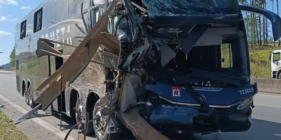 Acidente entre ônibus da Viação Cometa e coletivo municipal deixou quatro mortos e 31 feridos na BR-040, em Juiz de Fora (Divulgação/CBMMG)