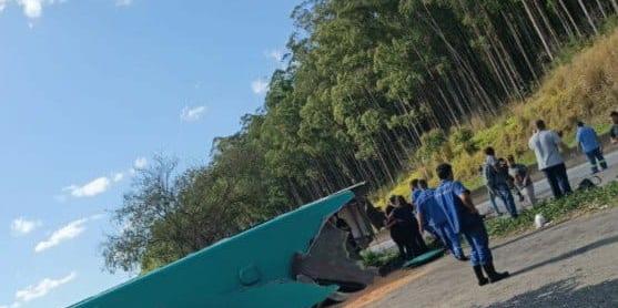 Ônibus tombado após colisão na BR-040, em Juiz de Fora; acidente deixou quatro mortos e dezenas de feridos (Divulgação/CBMMG)