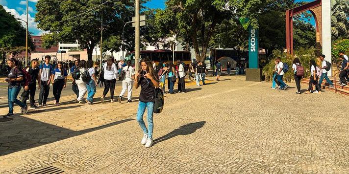 Em maio deste ano, estudantes do ensino médio estiveram no campus Pampulha para conhecer os cursos oferecidos pela UFMG (Jebs Lima | UFMG)