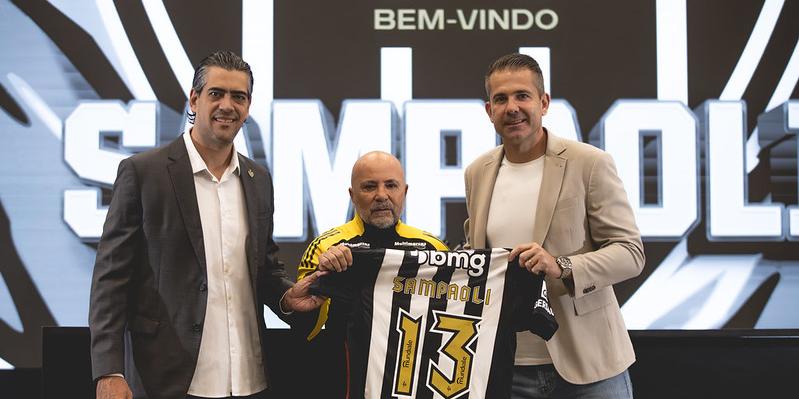 Sampaoli recebeu as boas-vindas do CSO Paulo Bracks e do diretor de futebol Victor Bagy (Pedro Souza / Atlético)