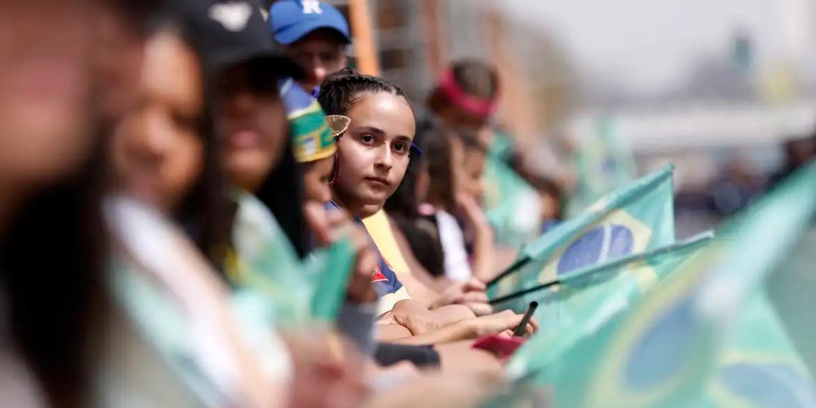 Pessoas durante o Desfile de 7 de Setembro, na Esplanada dos Ministérios, em 2024 (Bruno Peres/Arquivo Agência Brasil)
