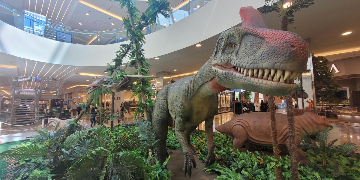Mais de 15 dinossauros de diversas espécies estão espalhados pelo shopping (BH Shopping/Divulgação)