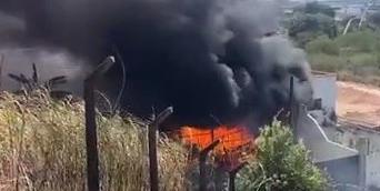 Quintais de casas vizinhas foram atingidos pelas chamas (Bombeiros/Divulgação)