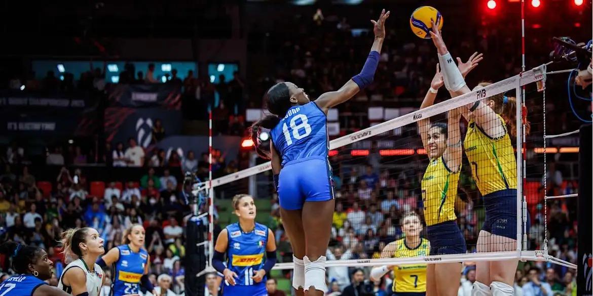 Em um jogo disputado, as brasileiras foram derrotadas por três sets a dois (FIVB/Divulgação)