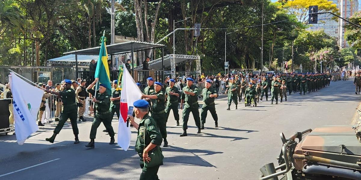 Desfile ocorre na avenida Afonso Pena (Maurício Vieira)