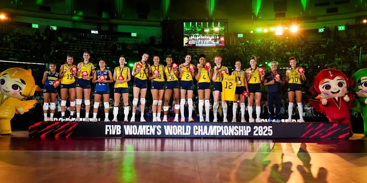 Seleção brasileira derrotou o Japão por 3 sets a 2 (FIVB/Divulgação)