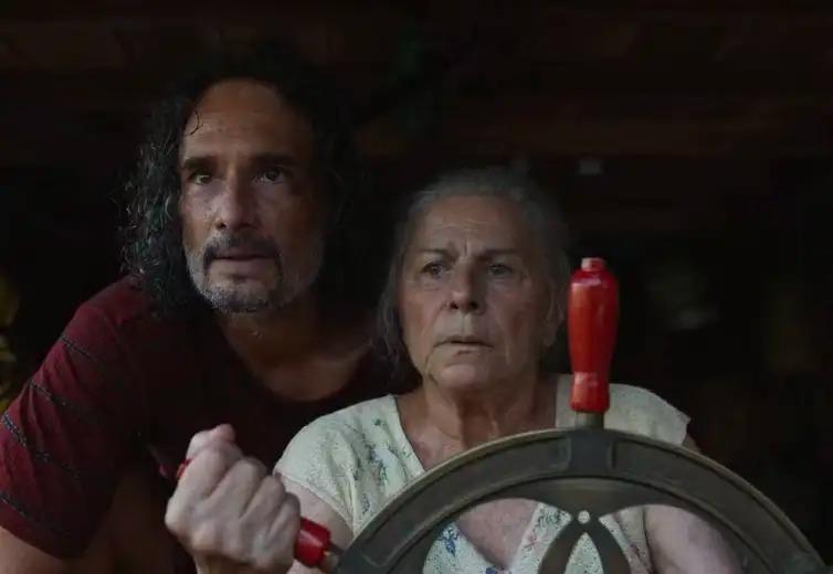 Atores Rodrigo Santoro e Denise Weinberg em cena de O último azul (Guilhermo Garza/Desvia/Divulgação)