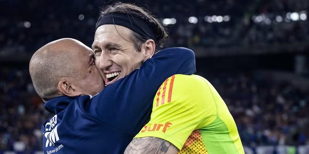 Leonardo Jardim abraça Cássio em mais uma grande4 atuação do goleiro em 2025 (Gustavo Aleixo)