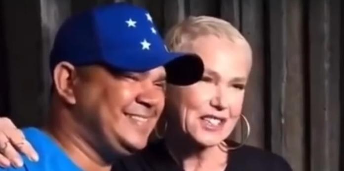 Xuxa confunde boné do Cruzeiro com um de 'patriota' (Reprodução: Instagram)