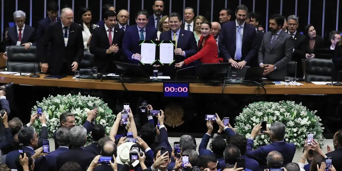 Na prática, a medida alivia a situação de estados e municípios, ao permitir que paguem dívidas judiciais em parcelas menores e com prazo mais longo. A PEC também ajuda o governo federal a cumprir a meta fiscal, ao retirar parte desses gastos do teto de despesas (Lula Marques/Agência Brasil)