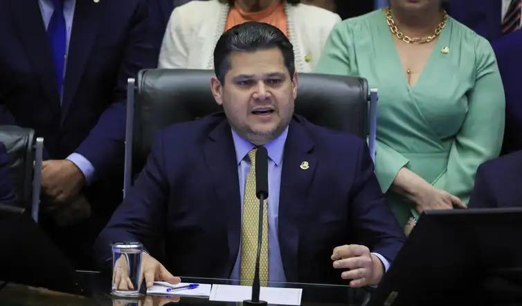Presidente do Senado, Davi Alcolumbre, na sessão do Congresso para promulgar a emenda constitucional (PC 136/2025) (Lula Marques/Agência Brasil)