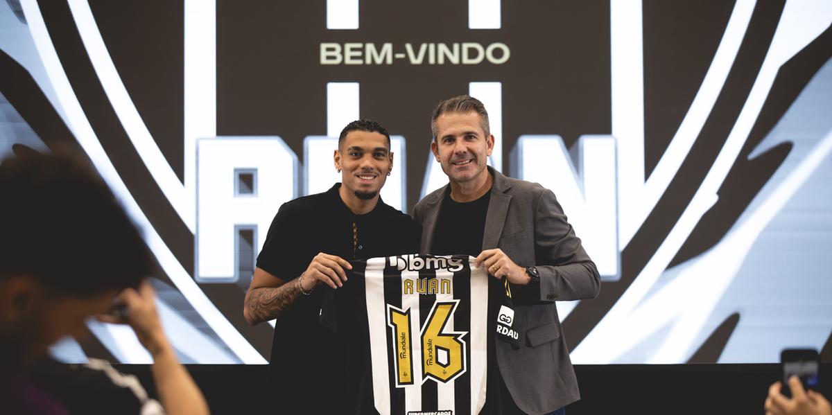 Zagueiro foi apresentado na tarde desta terça-feira na Arena MRV (Foto: Pedro Souza / Atlético)