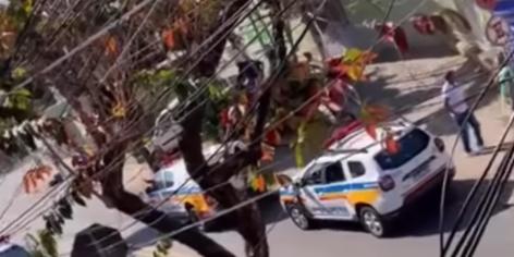 Viaturas da Polícia Militar em frente ao Cersam do Barreiro, onde homem de 39 anos foi executado nesta quarta-feira (10), em Belo Horizonte. Unidade fica ao lado de uma escola municipal. (Reprodução/Redes Sociais)