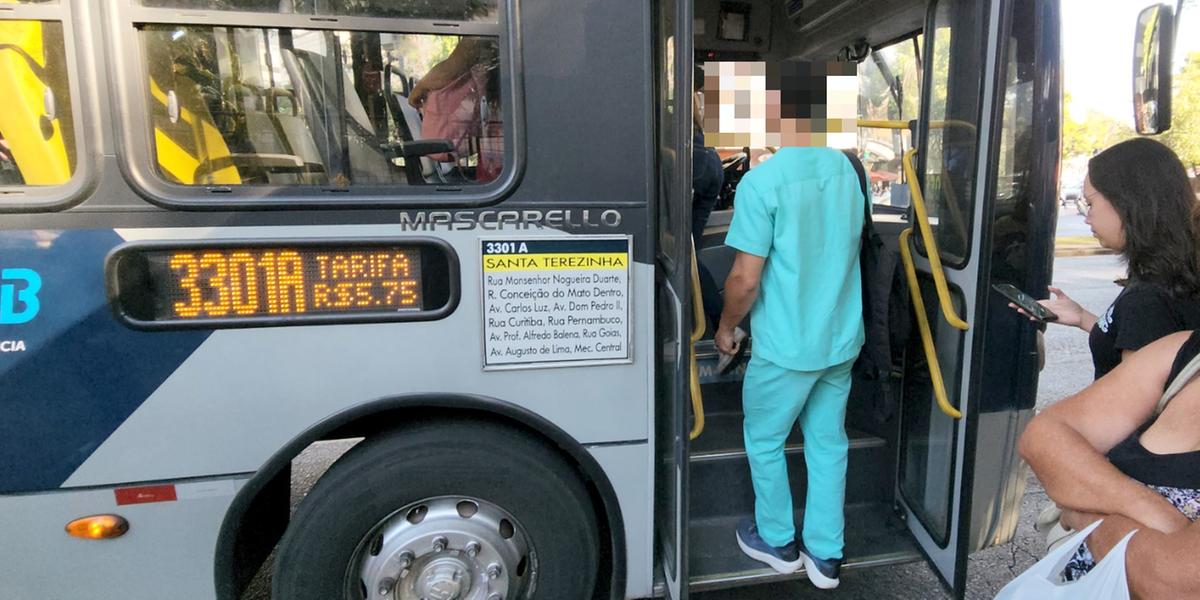 Os “privativos” - roupas específicas para blocos cirúrgicos e áreas internas dos hospitais - são potenciais fontes de bactérias (Maurício Vieira/ Hoje em Dia)