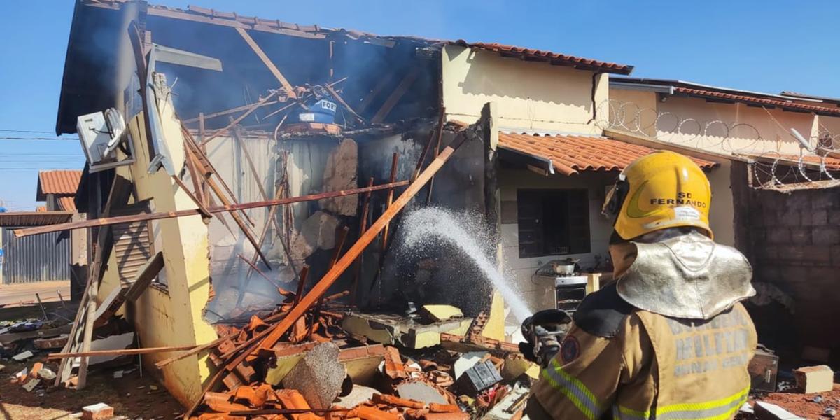 Bombeiros controlam incêndio em casa destruída após explosão de botijão em Frutal; morador sofreu queimaduras leves (Divulgação/CBMMG)