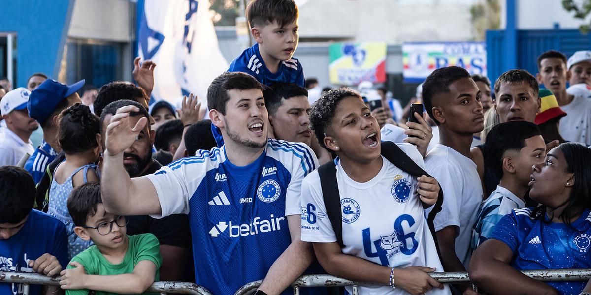 Torcida celeste compareceu à Toca II para apoiar jogadores antes de clássico (Gustavo Aleixo/Cruzeiro)
