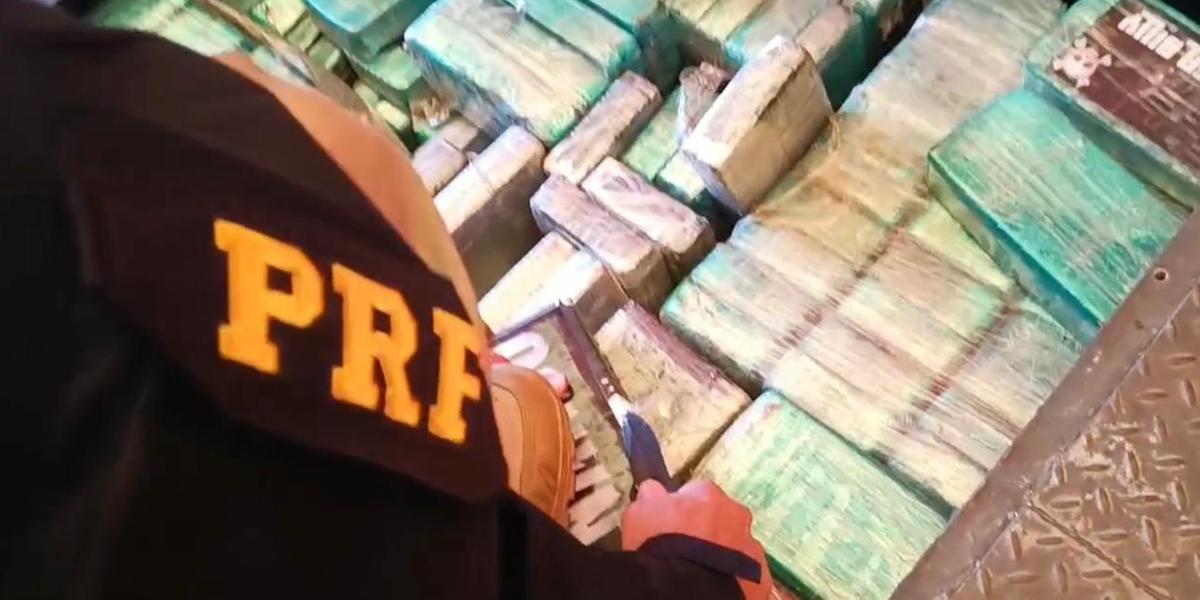 Foram apreendidos diversos tabletes de cocaína (pesando 53,60kg), pasta-base de cocaína (156,30kg) e maconha (82,35kg) (Divulgação/ PRF)