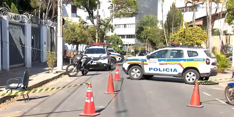 Rua foi bloqueada para o trabalho da perícia (Reprodução/TV Record)