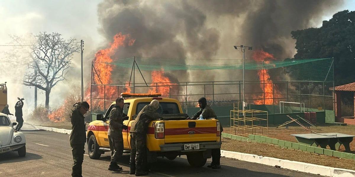 Incêndio se aproxima de condomínios em Lagoa Santa (Divulgação / Corpo de Bombeiros)