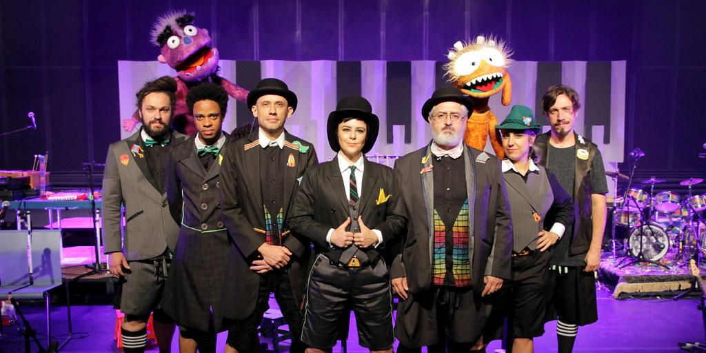Pato Fu e Giramundo se apresentam em BH com o espetáculo Música de Brinquedo 2, que mistura pop e teatro de bonecos (Dudi Polinis e Bruno paraguay)