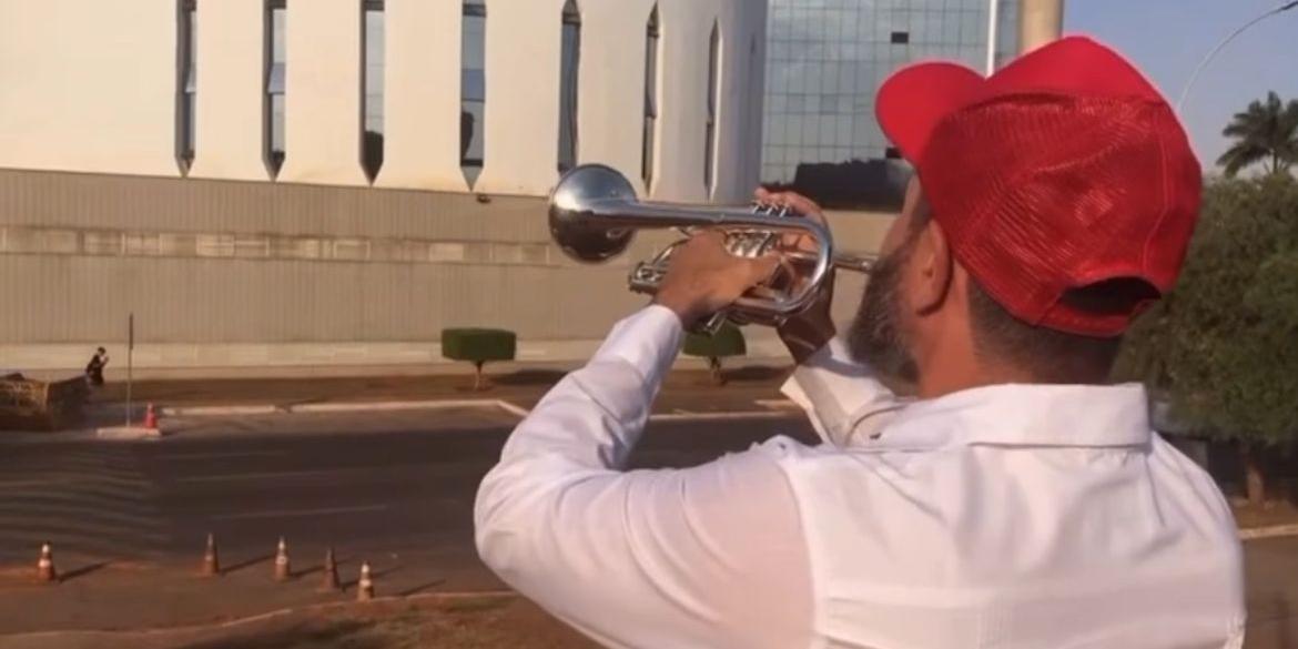 Trompetista conhecido como “TromPetista” tocou marcha fúnebre e “Vou Festejar” na Praça dos Três Poderes após a condenação de Bolsonaro no STF (Divulgação/Instagram)