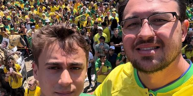 O deputado federal Nikolas Ferreira (PL) e o vereador de BH Pablo Almeida (PL) em manifestação bolsonarista em BH (Reprodução do Instagram/@pabloalmeidabh)