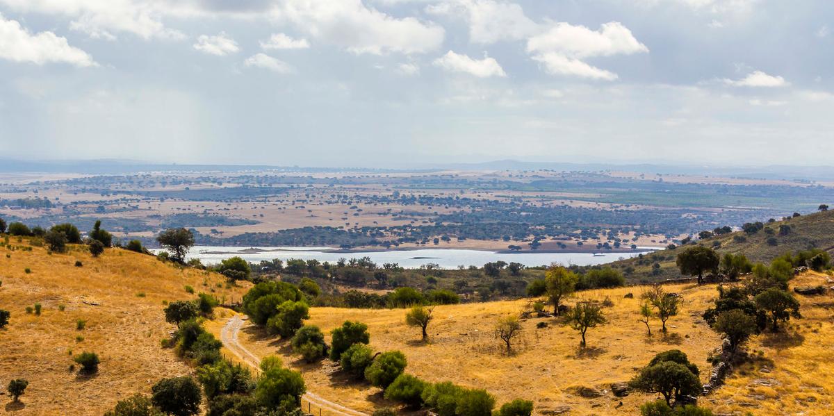 Vista para o lago Alqueva, em Monsaraz (Turismo do Alentejo)