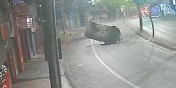 Carro ficou parcialmente destruído após o acidente (Reprodução/ Redes Sociais)