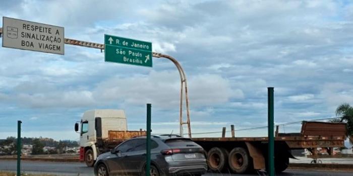 Trecho da MGC-356, em BH, terá bloqueio temporário neste domingo para retirada de pórtico danificado (DER-MG/Divulgação)