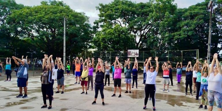 Orientação é que o participante use roupas e calçados confortáveis para permitir movimentos amplos; pessoas com mobilidade reduzida, incluindo cadeirantes, também podem participar (Divulgação/PBH)