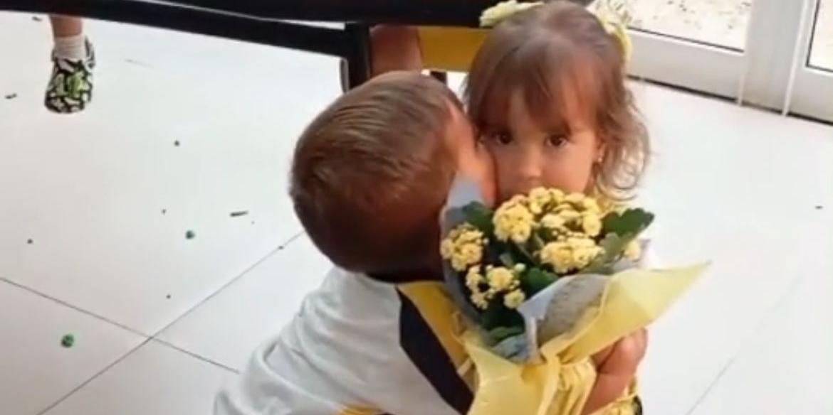 Criança entrega flores à colega em sala de aula como forma de desculpas após mordida; vídeo viralizou nas redes sociais (Reprodução/TikTok)