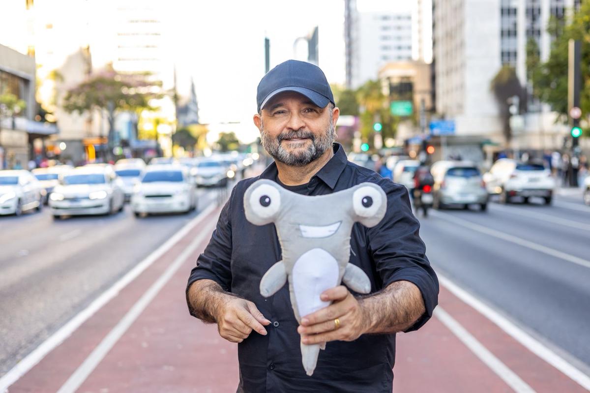 Cláudio Fraga, músico, criador e idealizador do projeto O Tubarão Martelo, é autor do livro infantil (Édson Lopes Júnior)