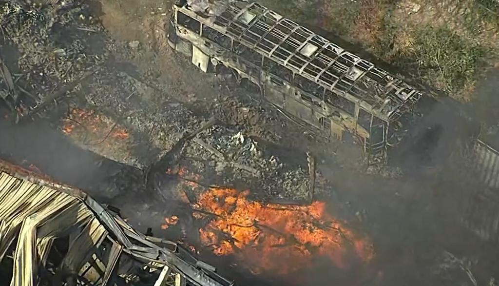 Ônibus ficou completamente destruído pelas chamas 