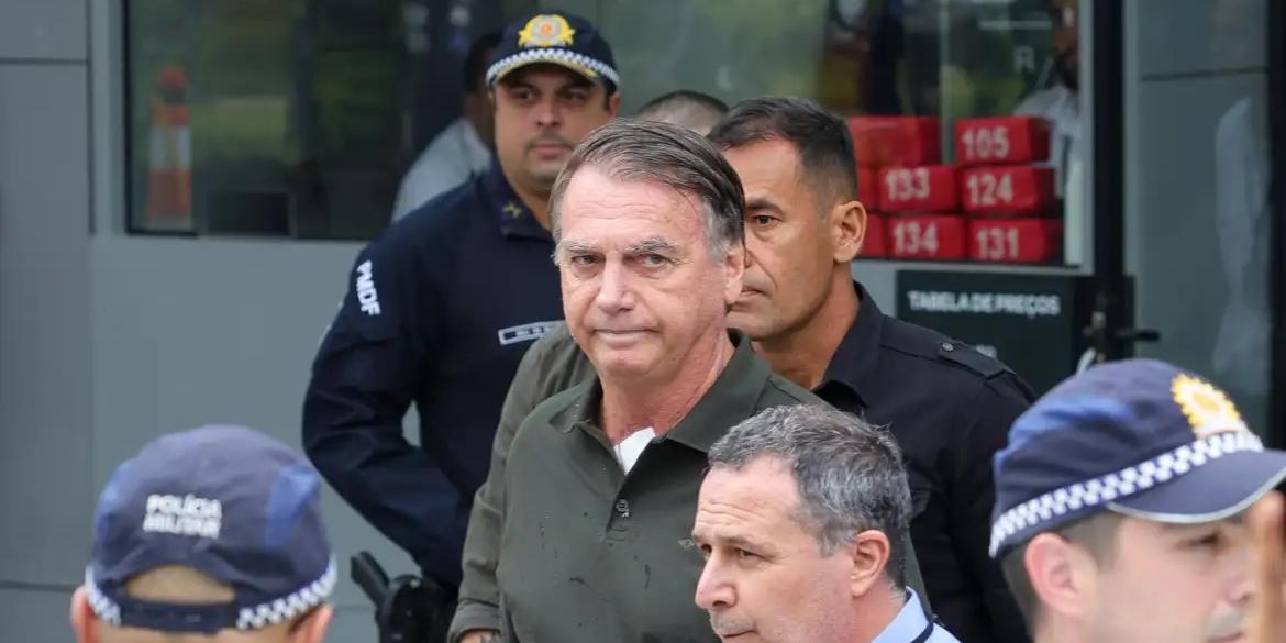 O ex-presidente Jair Bolsonaro, acompanhado de seu filho, Jair Renan, deixa hospital sob forte esquema de segurança, após passar por procedimentos (Fabio Rodrigues-Pozzebom/ Agência Brasil)