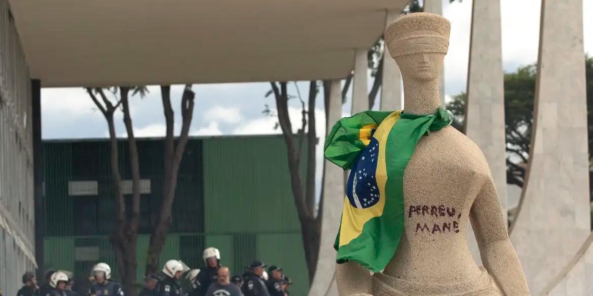 Estátua da Justiça em frente ao STF pintado com os dizeres "Perdeu, Mané" (Joedson Alves/Agencia Brasil)