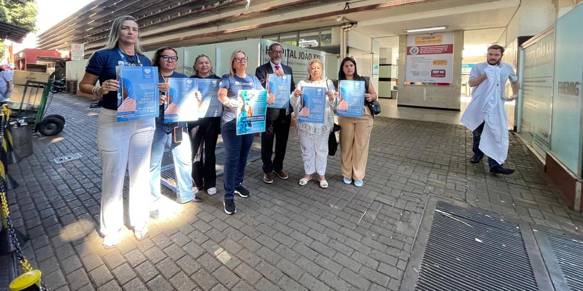Campanha 'Quem cuida merece respeito' ocorre na porta do Hospital de João XXIII (Valéria Marques/ Hoje em Dia)