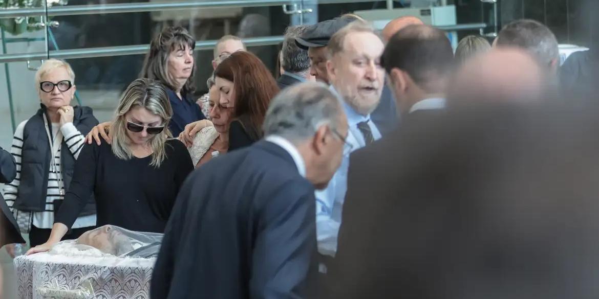 Acompanham a cerimônia amigos, familiares, políticos e autoridades do estado de São Paulo, incluindo o secretário de Segurança Pública de São Paulo, Guilherme Derrite, deputados estaduais e federais, além do prefeito da capital, Ricardo Nunes (Paulo Pinto/Agência Brasil)