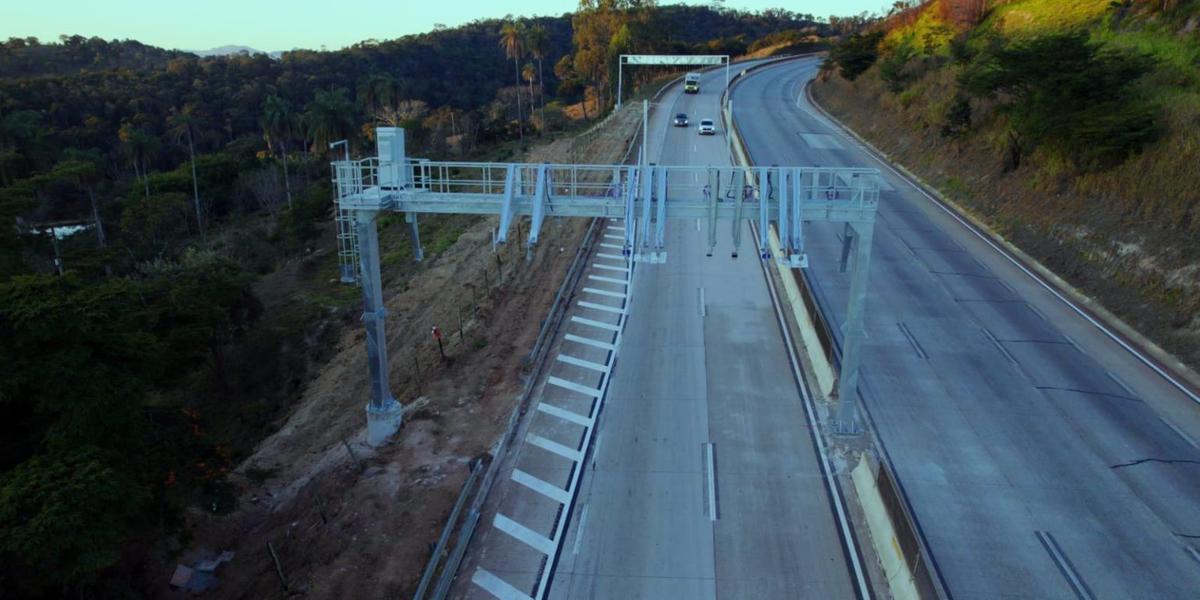 Pórtico de pedágio instalado na BR-381, que terá cobrança a partir de 27 de setembro, entre Caeté e João Monlevade (Divulgação/Nova 381)