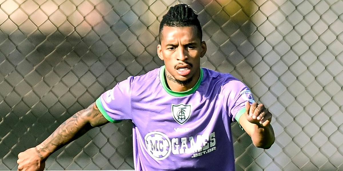 Dalbert volta ao DM do América após estrear como titular na equipe (Mourão Panda / América)
