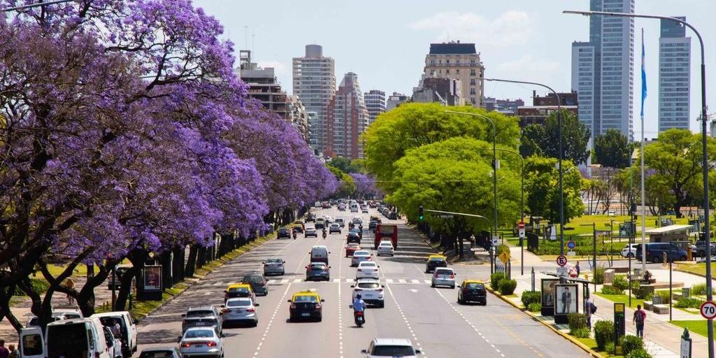Jacarandás em flor e o Rosedal de Palermo são símbolos da primavera em Buenos Aires, cenário que ganha ainda mais vida com festivais e gastronomia típica (Divulgação)