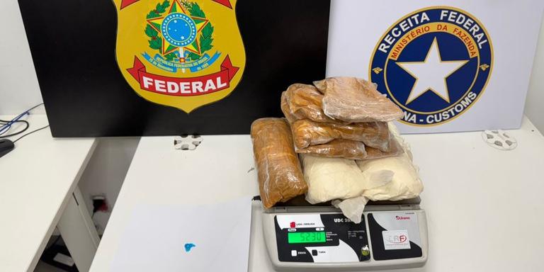 Droga foi encontrada dentro da mala da passageira no Aeroporto Internacional de BH (Divulgação/ PF)
