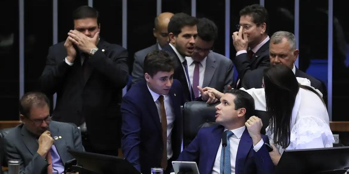 Parlamentares favoráveis à PEC justificaram que a medida visa garantir o exercício do mandato parlamentar diante de suposta “perseguição política” movida pelo Poder Judiciário (Lula Marques/Agência Brasil)