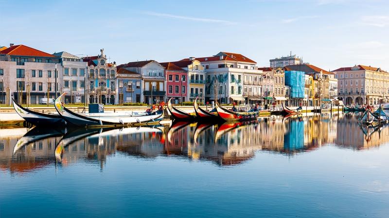Canais de Aveiro com barcos moliceiros coloridos que preservam a tradição local e atraem turistas de todo o mundo (Divulgação)