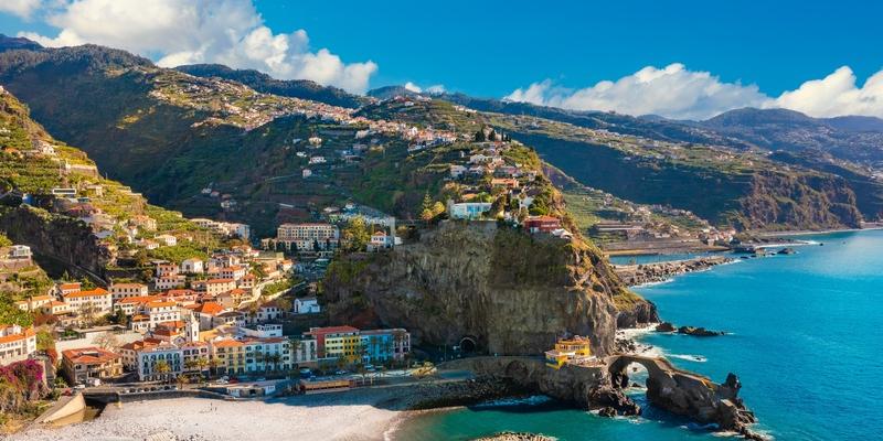 Vista de Funchal, capital da Ilha da Madeira, onde natureza, cultura e turismo se encontram (Divulgação)