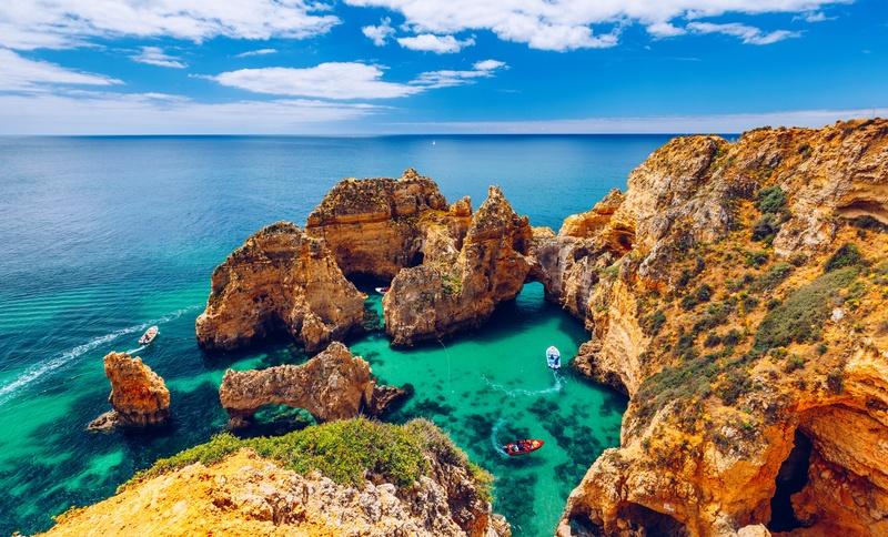 Lagos reúne praias paradisíacas, falésias impressionantes e a energia vibrante do litoral sul português (Divulgação)